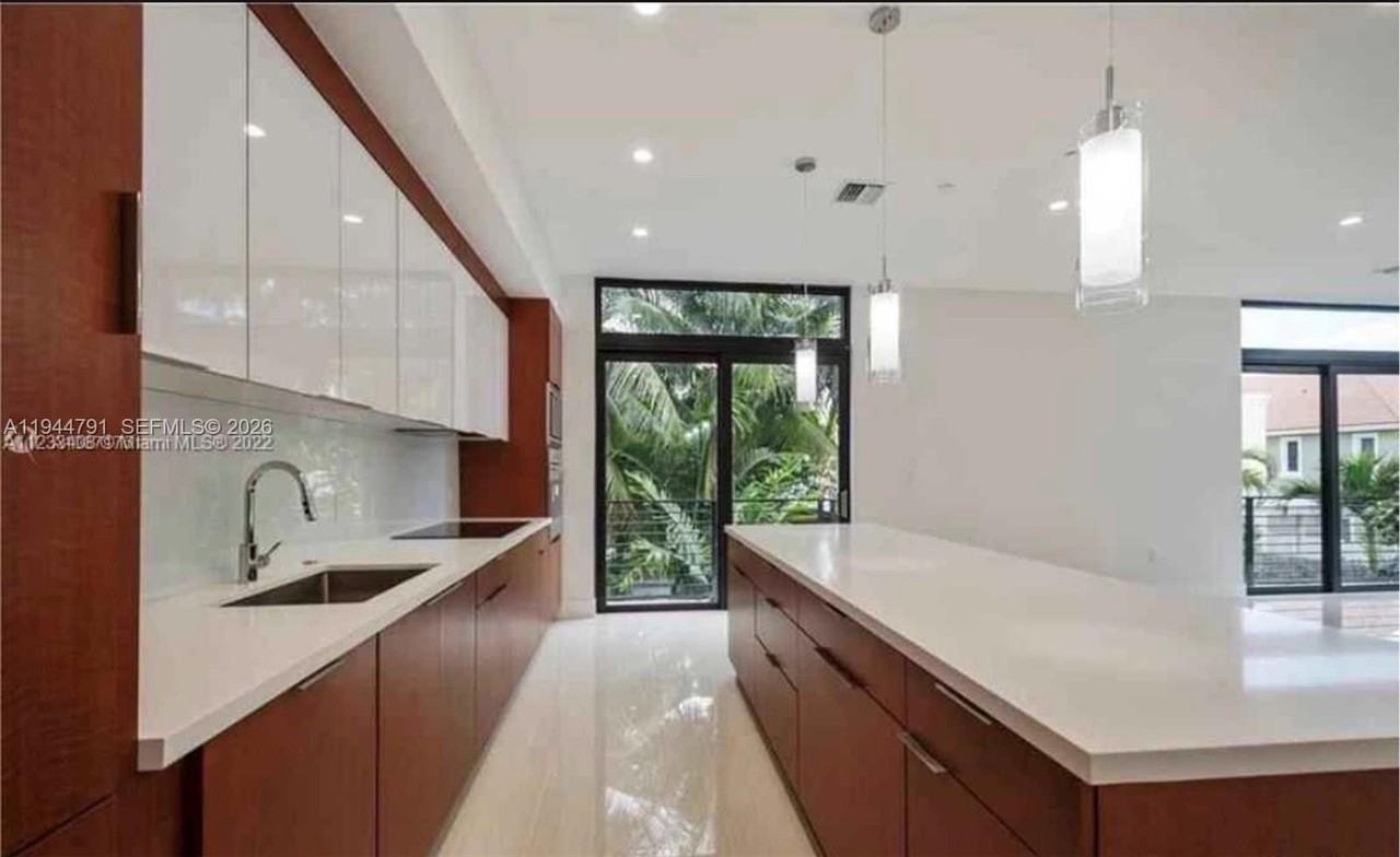 909 Ne 16th Ter #6 - Photo 7 of 50