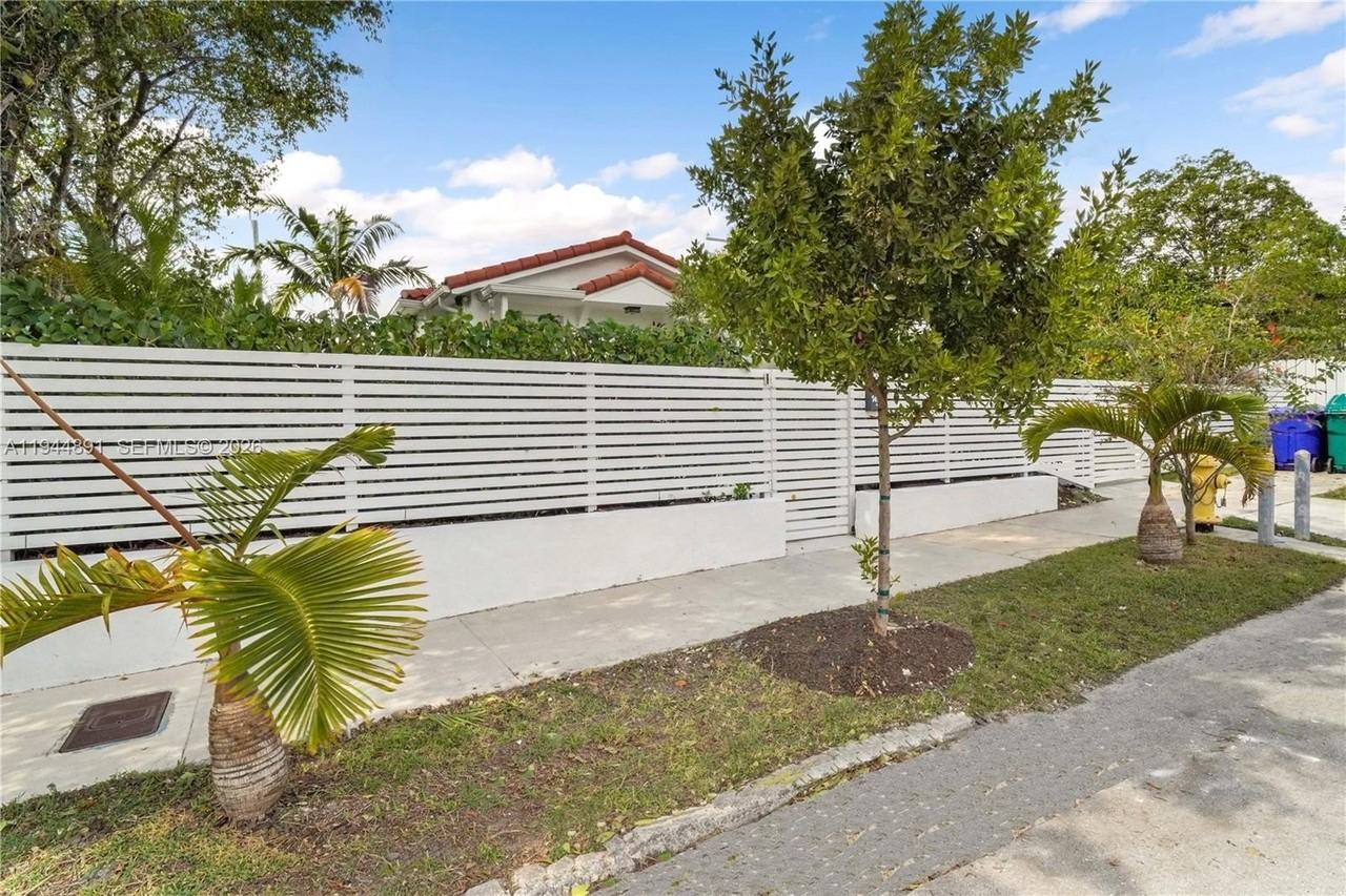 1450 Sw 20th Ave - Photo 4 of 44