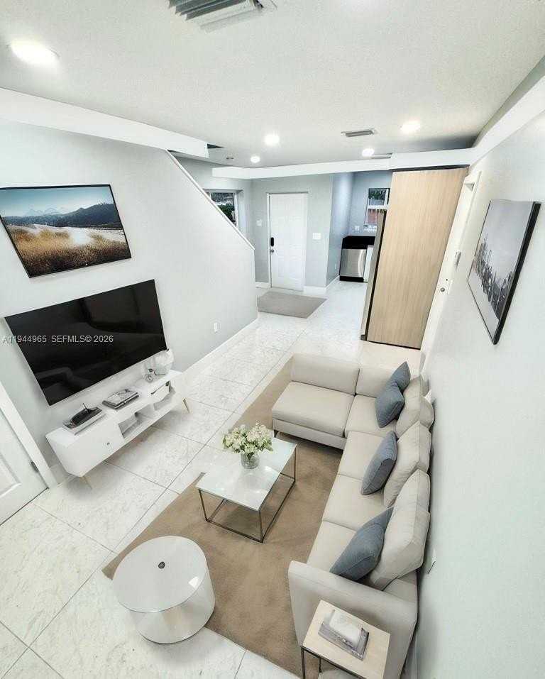 932 Nw 2nd St - Photo 5 of 27