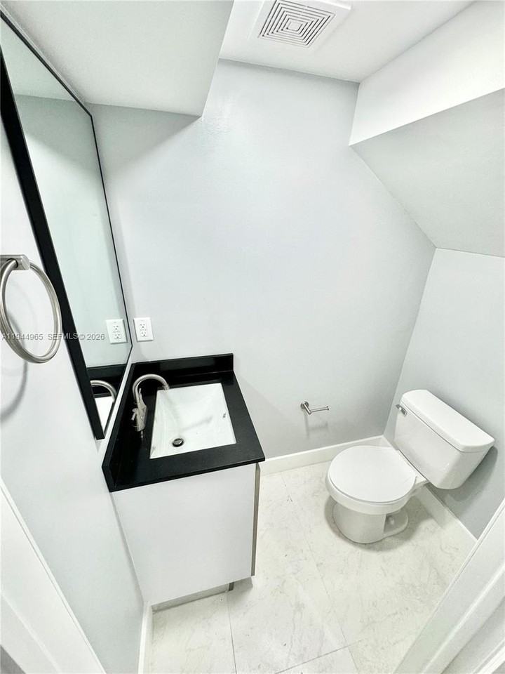 932 Nw 2nd St - Photo 7 of 27