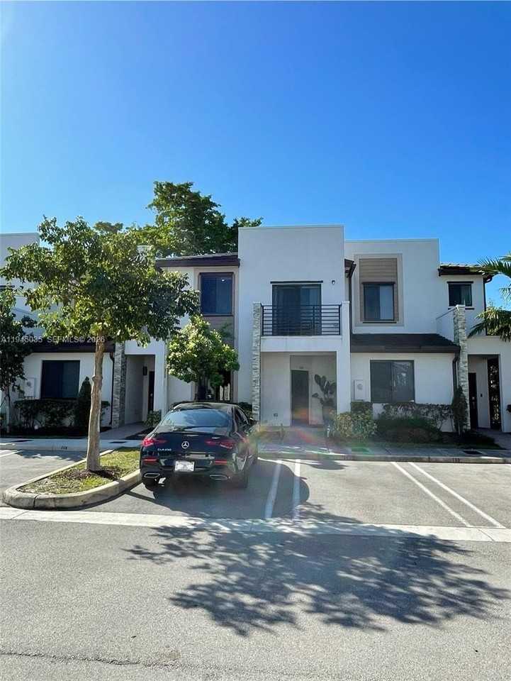 764 Ne 206th Ter - Photo 2 of 9