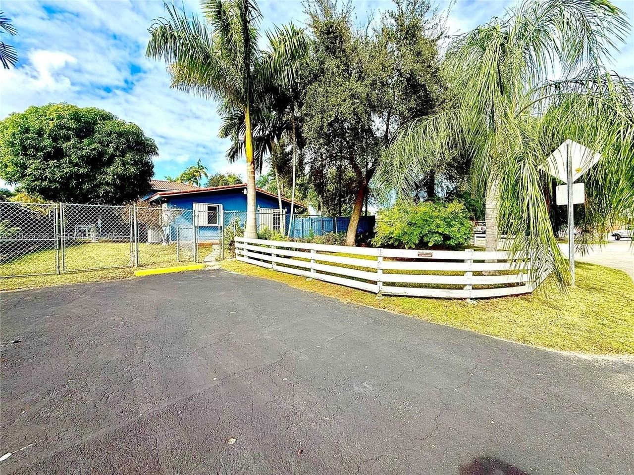 11900 Sw 6th St #2 - Photo 3 of 14