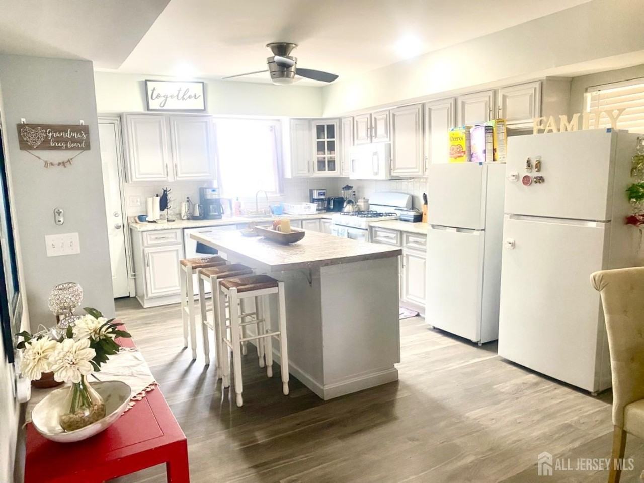 28 Bay Ave - Photo 2 of 15