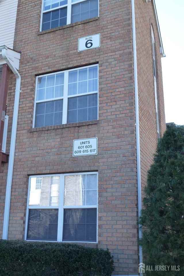 601 Hampshire Dr - Photo 2 of 38