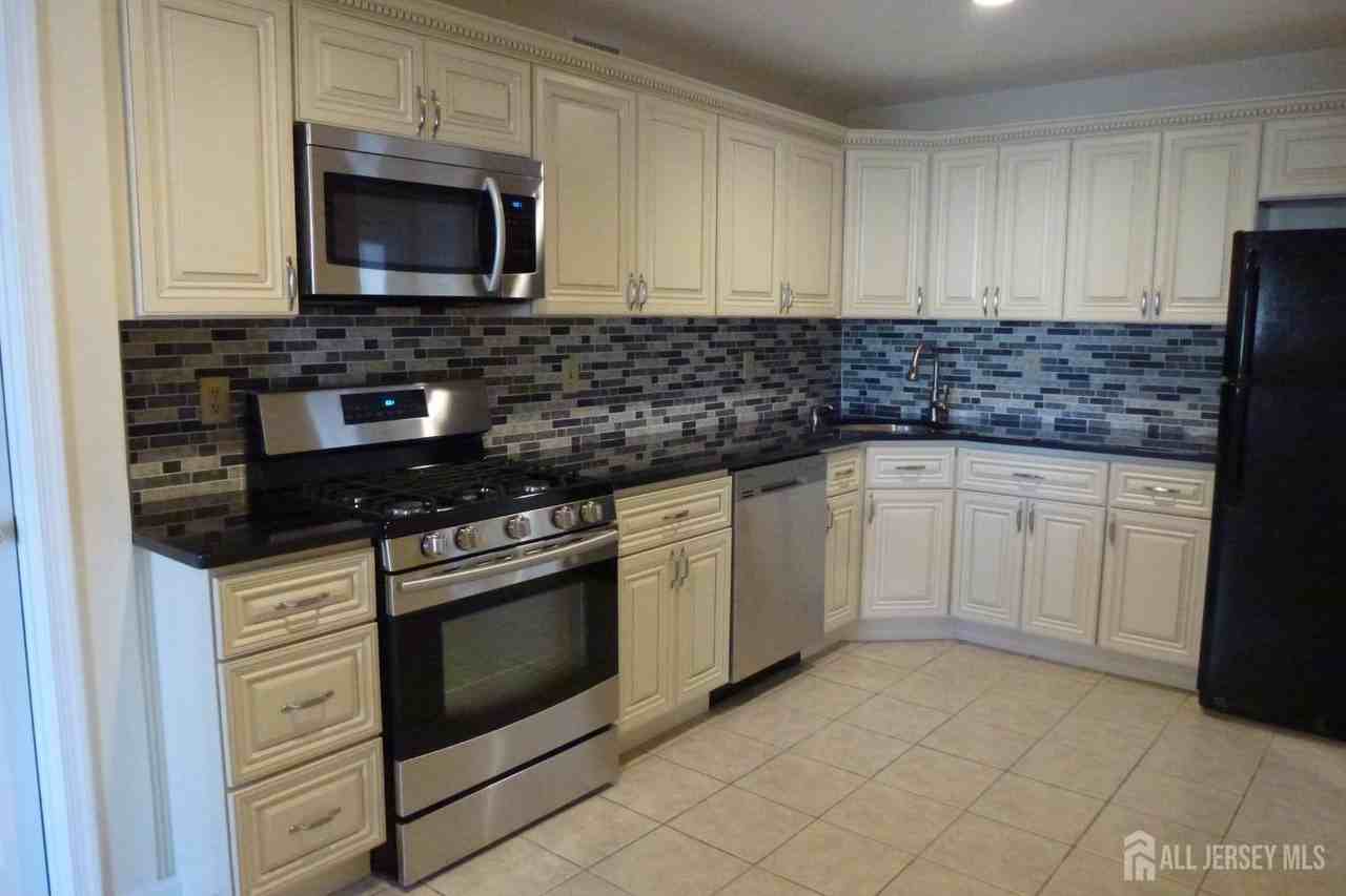 601 Hampshire Dr - Photo 3 of 38