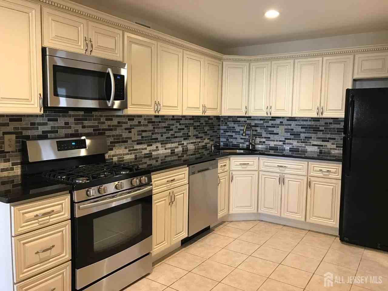 601 Hampshire Dr - Photo 4 of 38