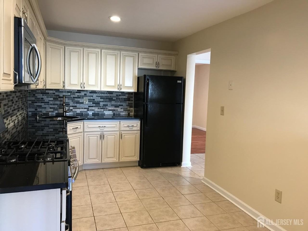 601 Hampshire Dr - Photo 5 of 38