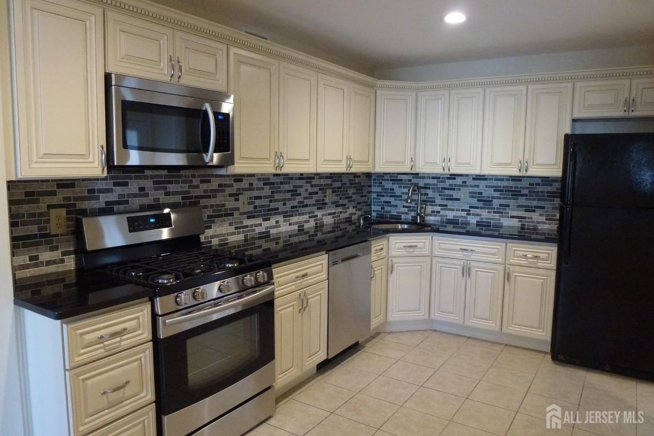 601 Hampshire Dr - Photo 6 of 38