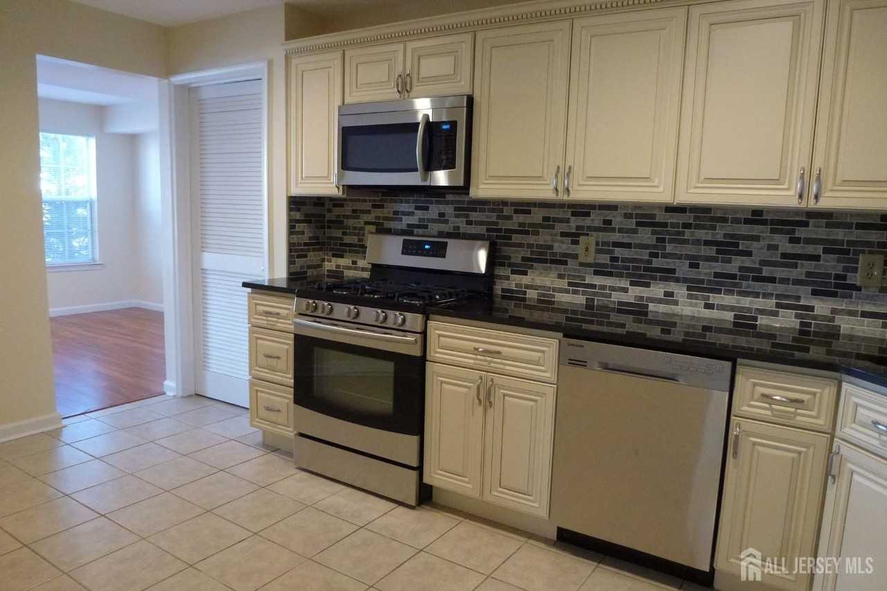 601 Hampshire Dr - Photo 7 of 38