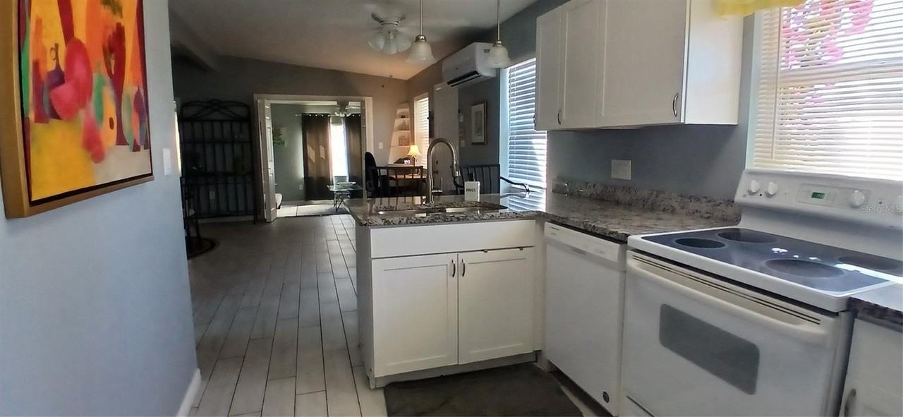 115 Duxbury Ave - Photo 3 of 20