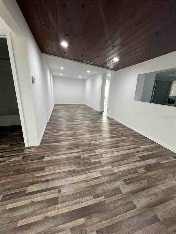 1222 Se 10th St - Photo 2 of 10