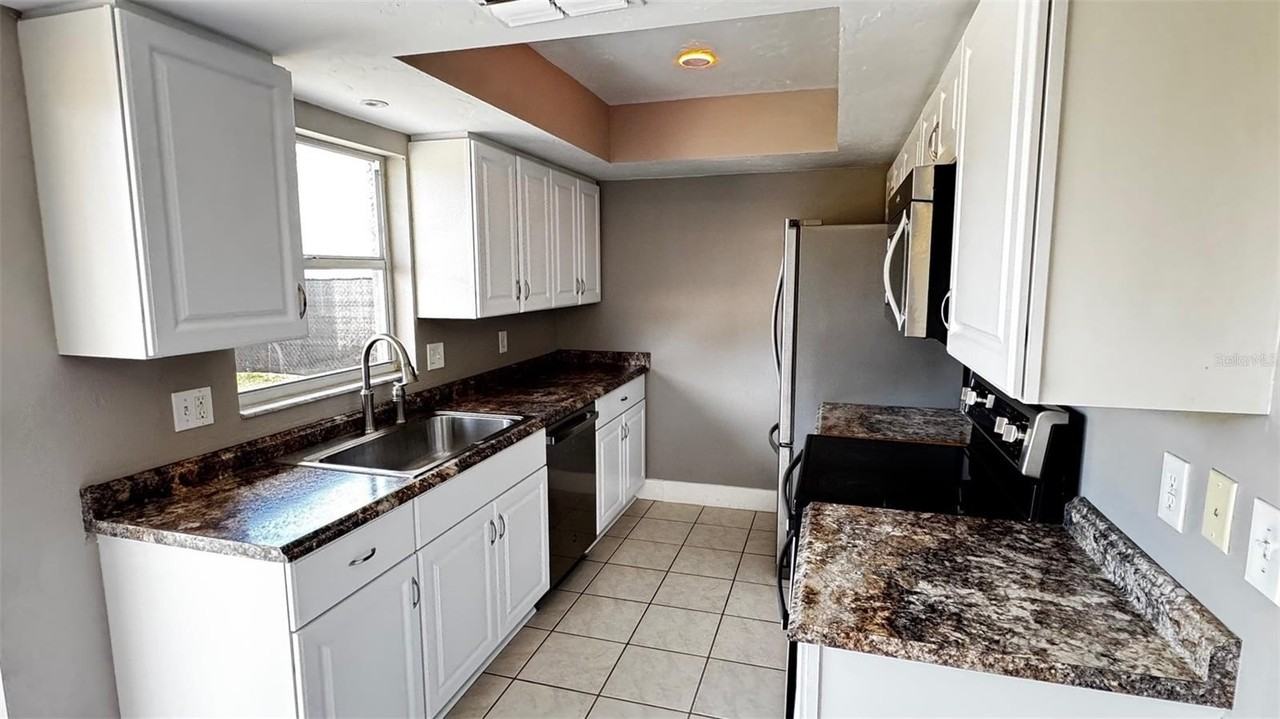 3935 Middlesex Pl - Photo 3 of 21