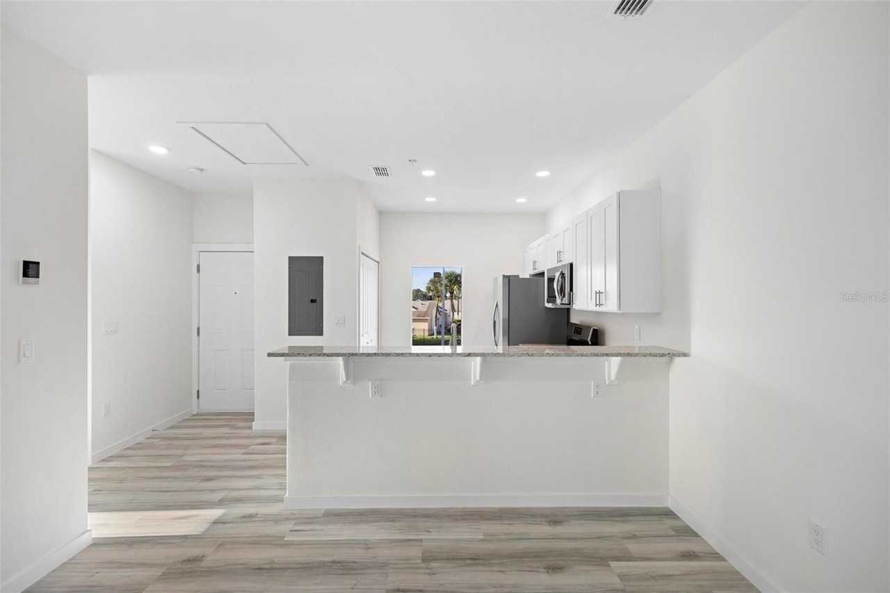 262 Royal Palm Dr #203 - Photo 4 of 21