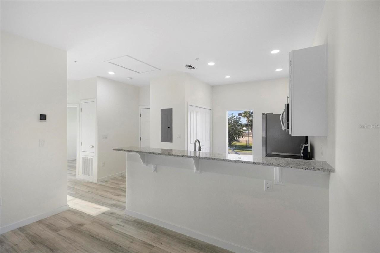 262 Royal Palm Dr #203 - Photo 5 of 21