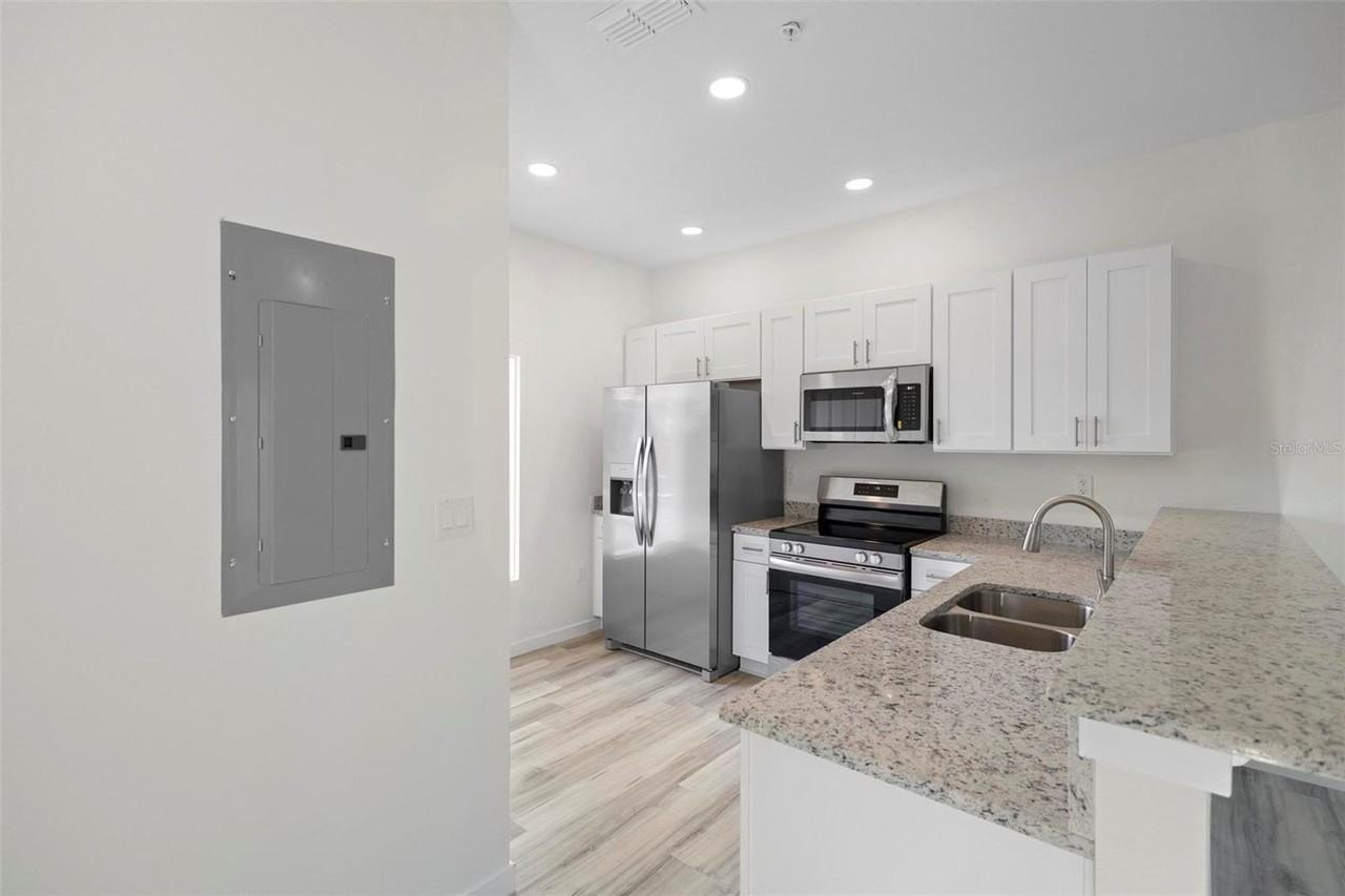 262 Royal Palm Dr #203 - Photo 6 of 21