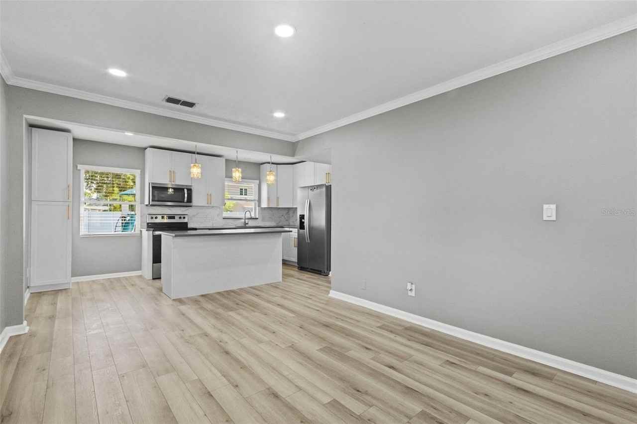 2302 S Thixton Ct - Photo 7 of 36