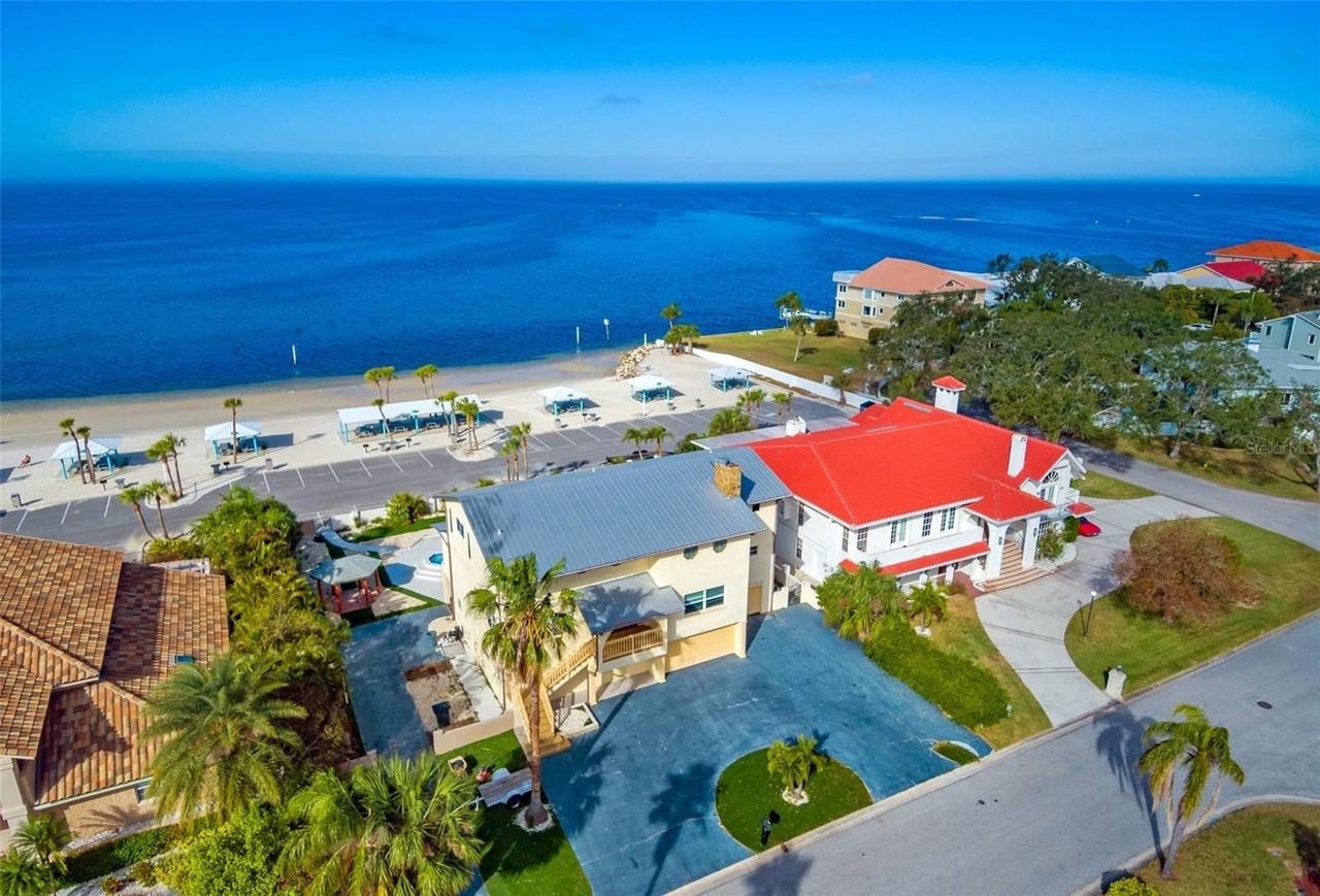 5521 Westshore Dr - Photo 4 of 50