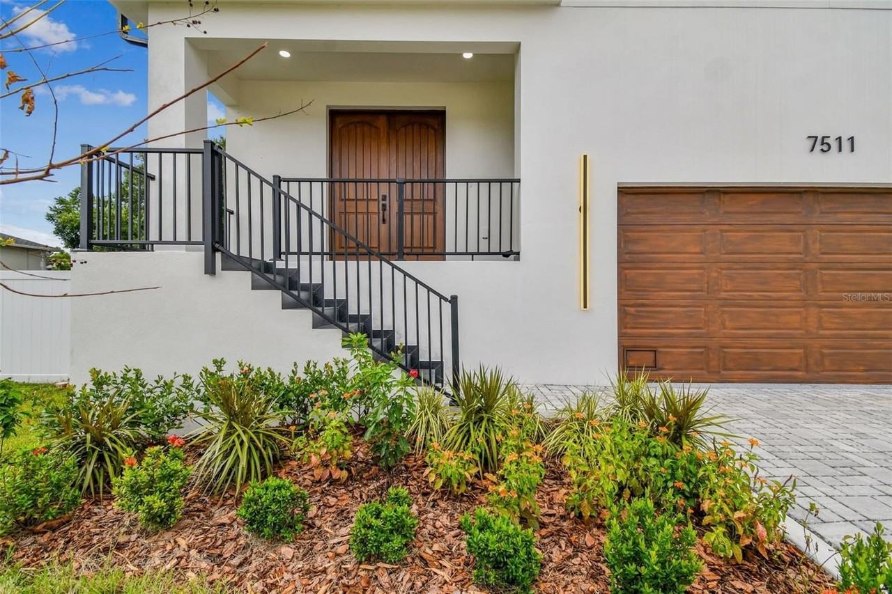 7511 S Swoope St - Photo 3 of 26