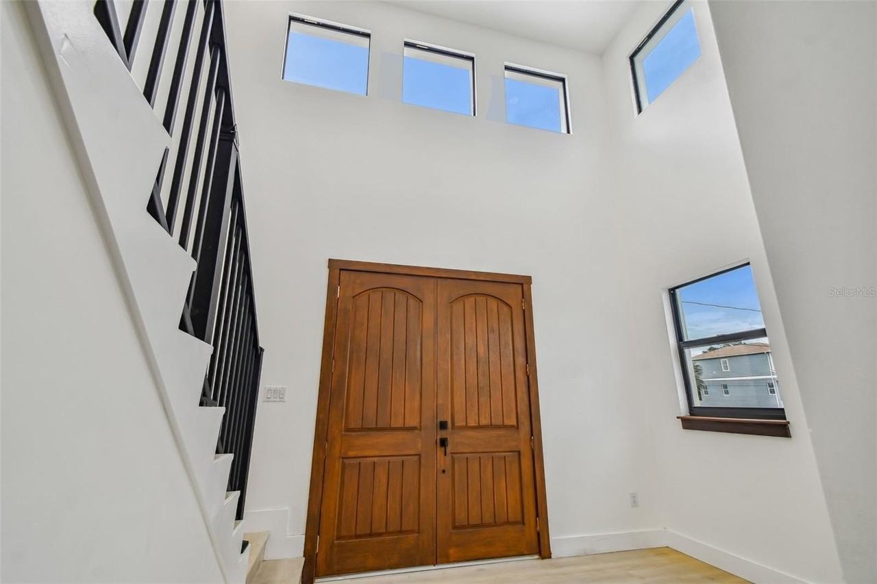 7511 S Swoope St - Photo 4 of 26