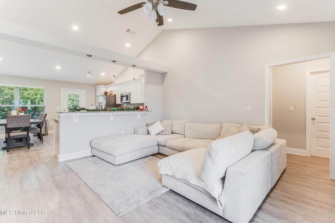 13777 Shelby Ct - Photo 2 of 17