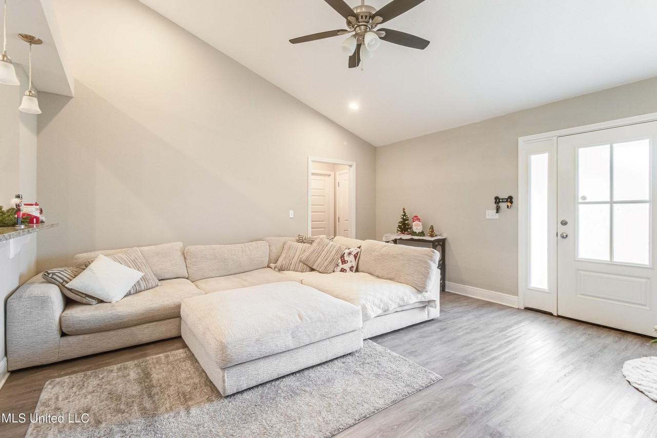 13777 Shelby Ct - Photo 4 of 17