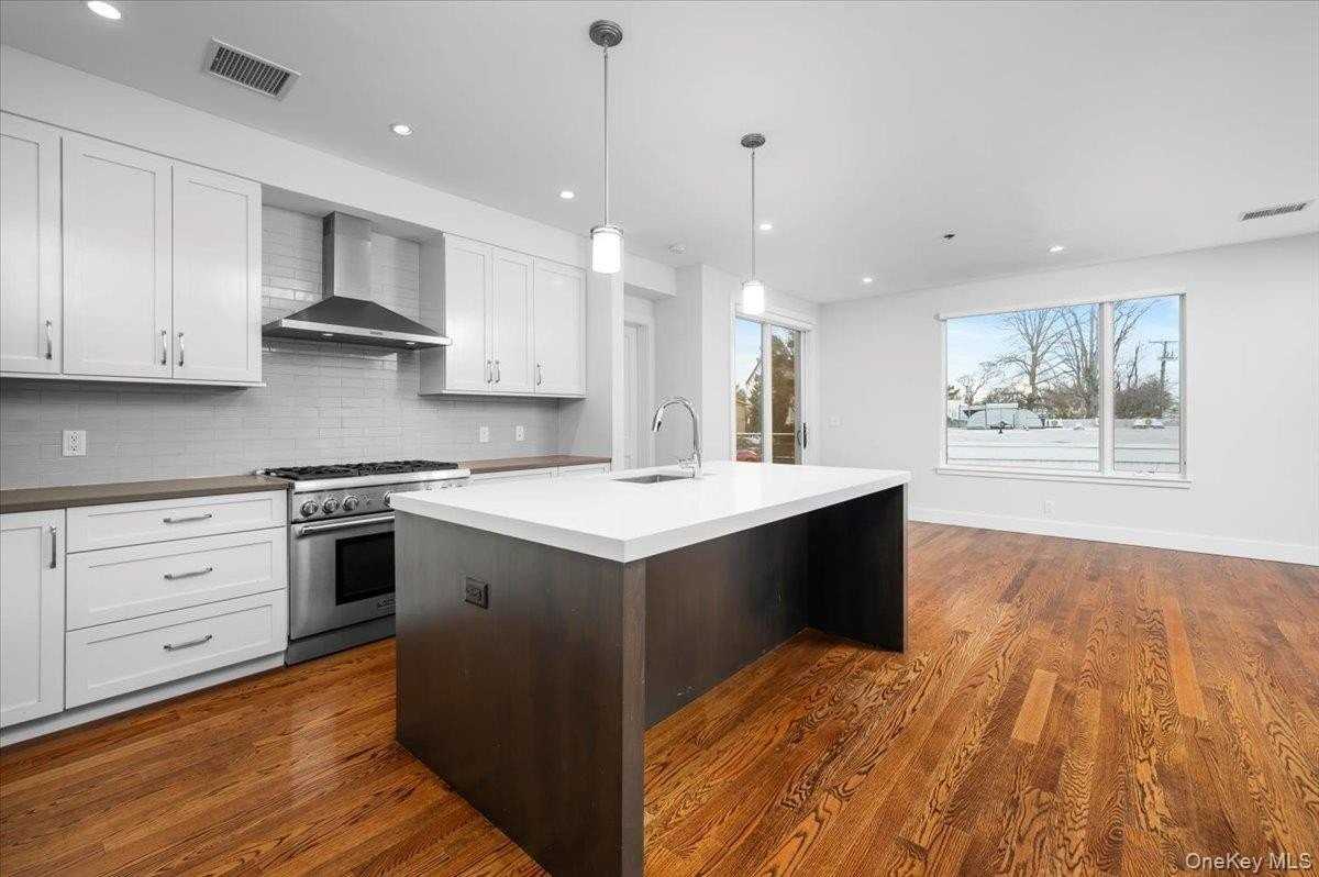 422 E Boston Post Rd Apt 303 #303 - Photo 2 of 23