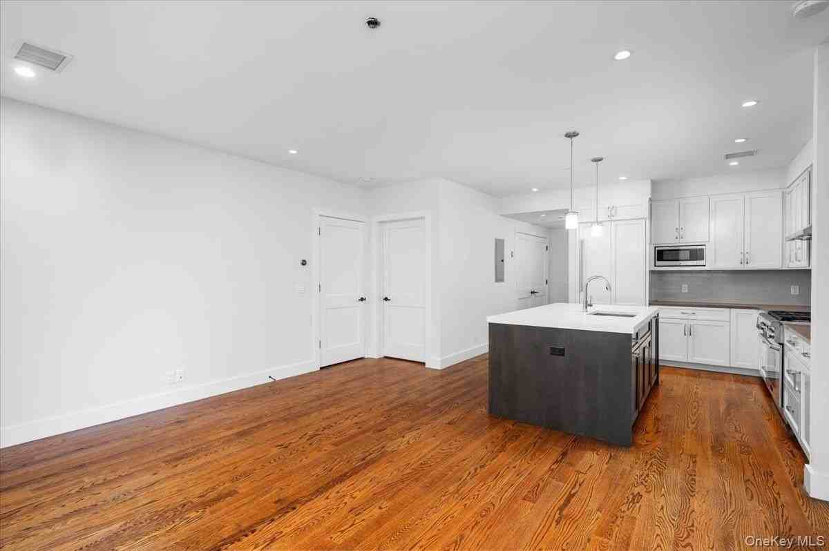 422 E Boston Post Rd Apt 303 #303 - Photo 6 of 23