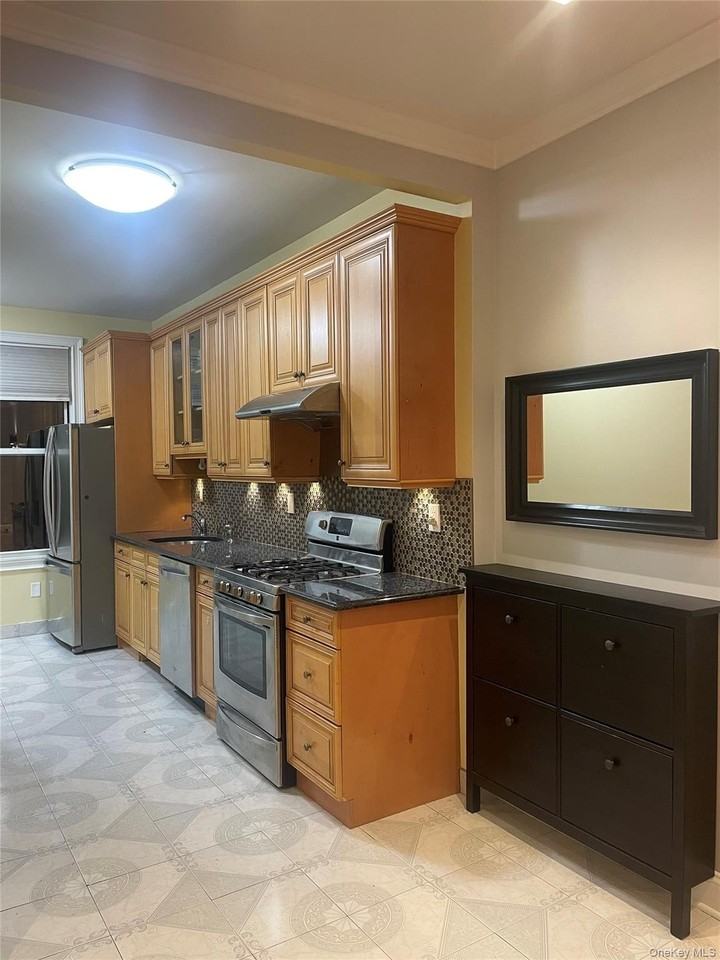 7231 68th St - Photo 2 of 7