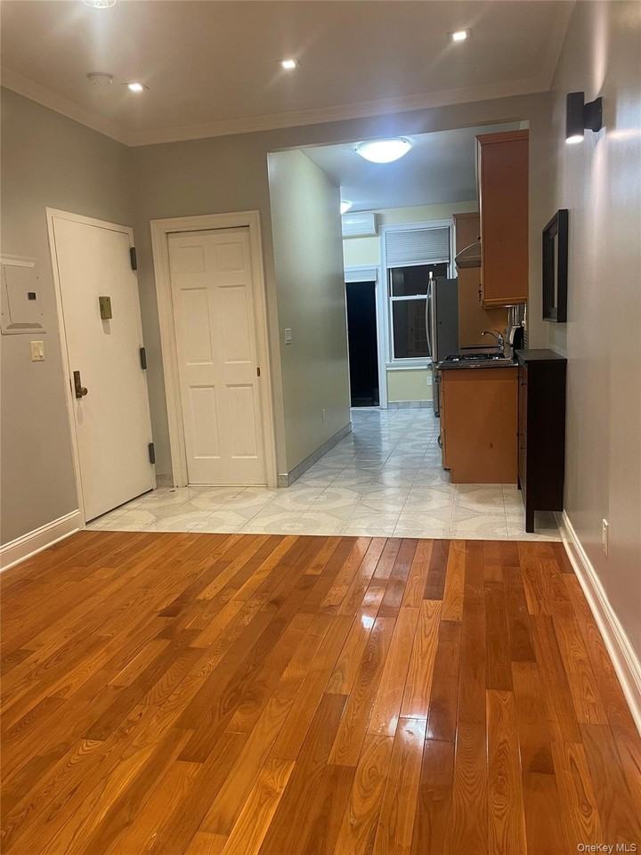 7231 68th St - Photo 3 of 7