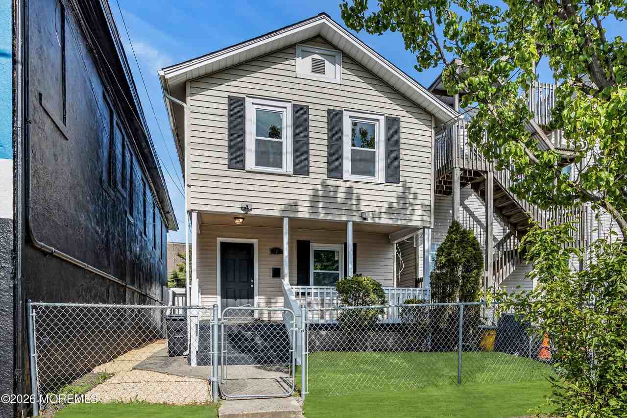 303 Comstock St - Photo 2 of 17