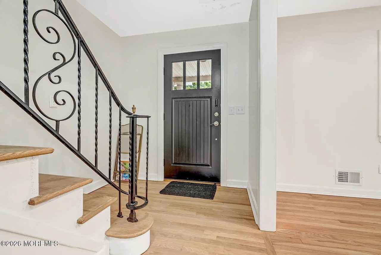 240 Alpern Ave - Photo 5 of 21