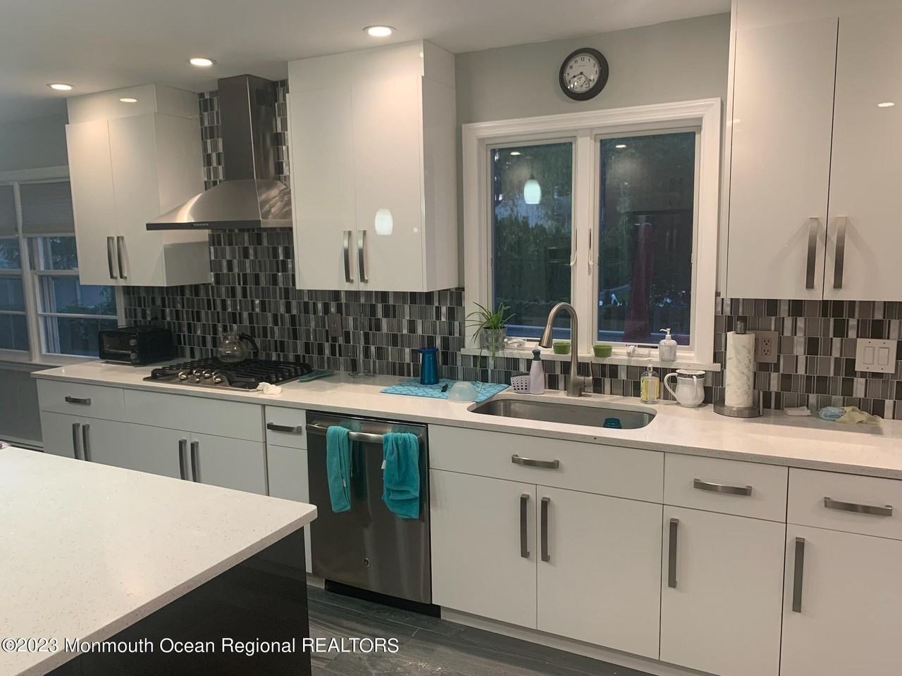 293 Lawrence Ave - Photo 3 of 18