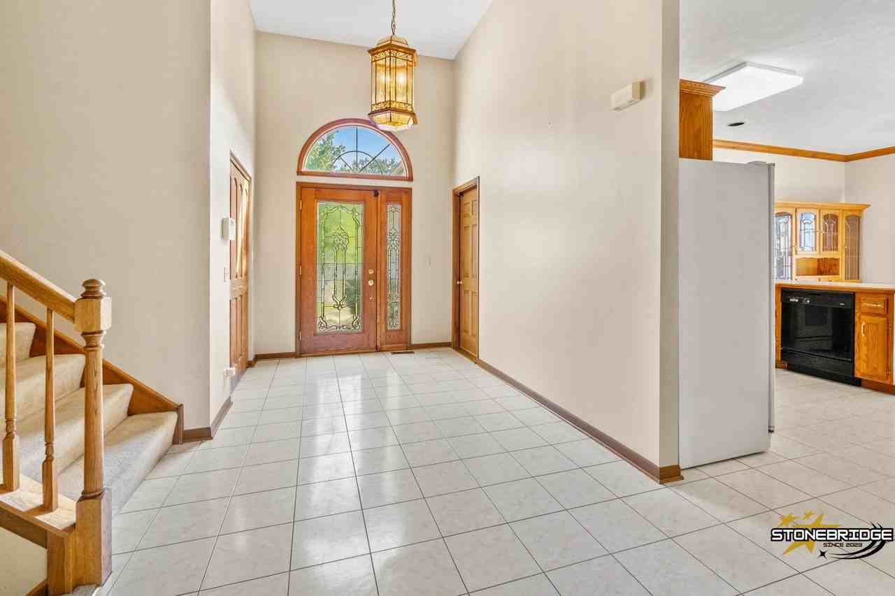 260 Shipland Dr - Photo 2 of 25