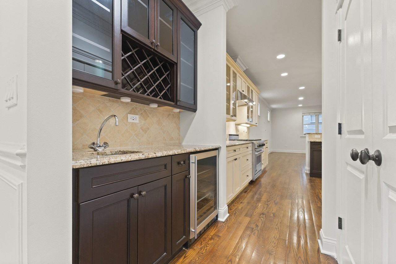 3716 N Kenmore Ave Apt 1 #1 - Photo 5 of 26