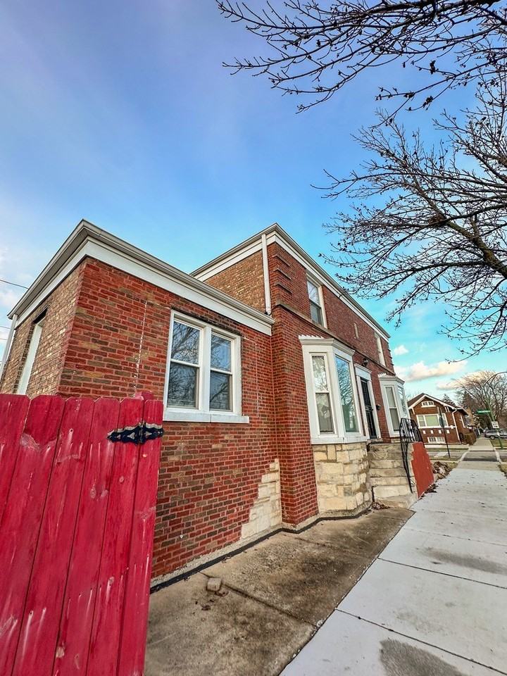 6058 S Richmond St - Photo 3 of 32