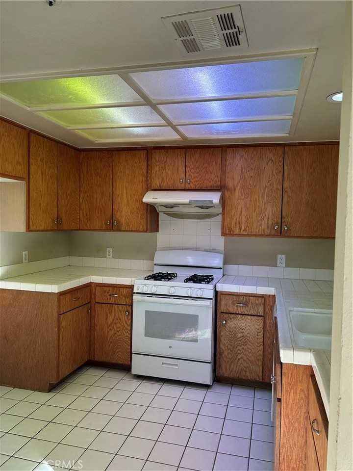 375 E Phillips Blvd - Photo 5 of 14