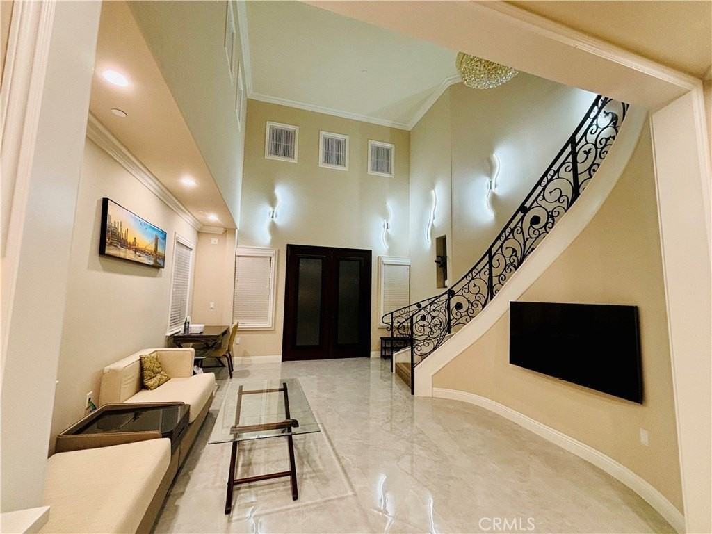 2028 S Chapel Ave - Photo 2 of 23