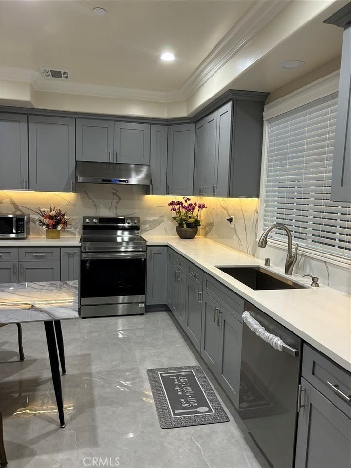 2028 S Chapel Ave - Photo 6 of 23