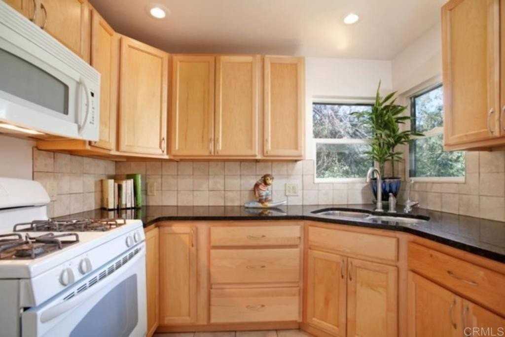 3020 Eagle St - Photo 5 of 17