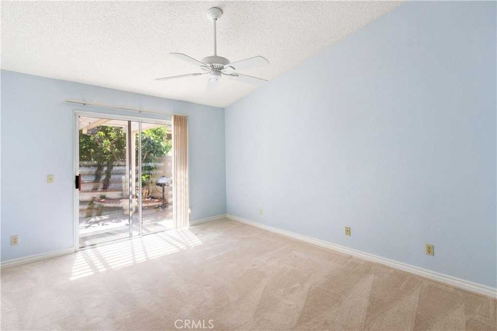 1045 Southern Hills Dr - Photo 3 of 49