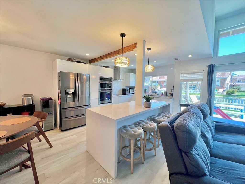 7801 Seabreeze Dr - Photo 2 of 20