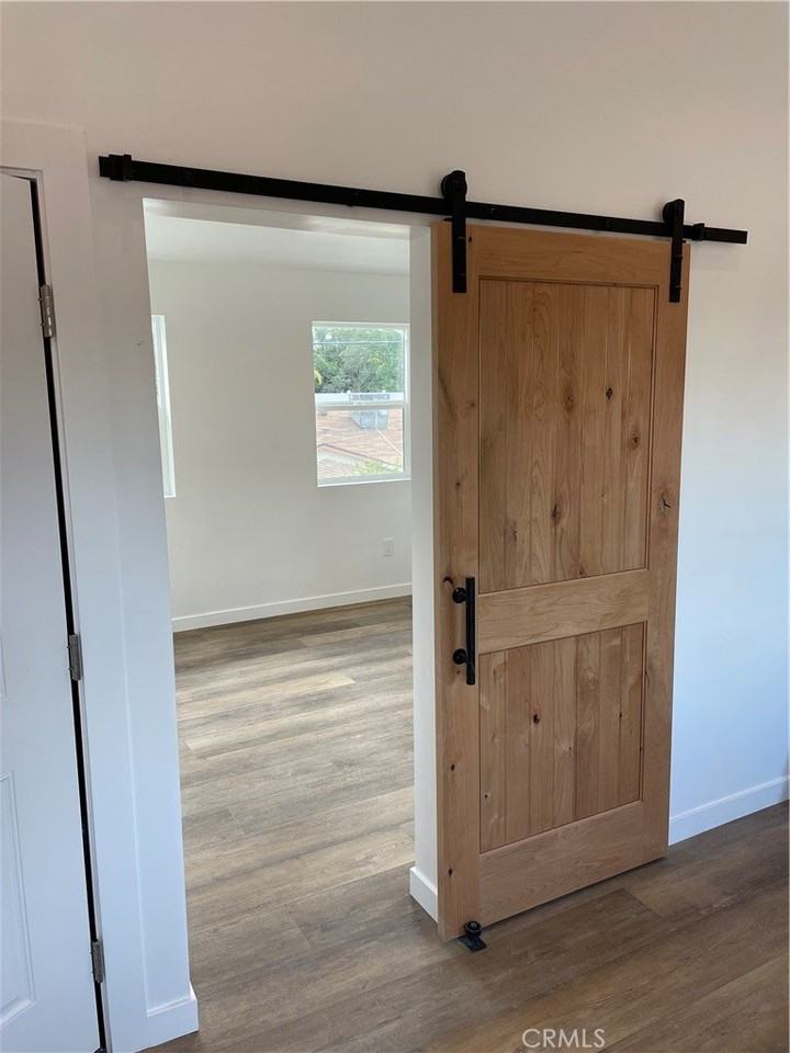 24308 Victory Blvd - Photo 4 of 10