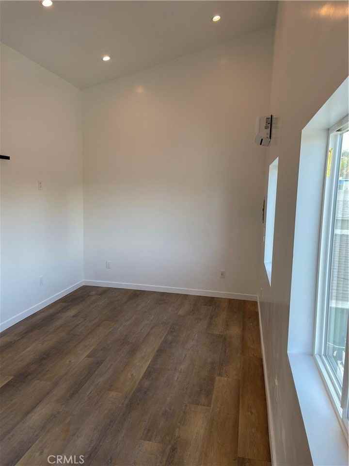 24308 Victory Blvd - Photo 5 of 10