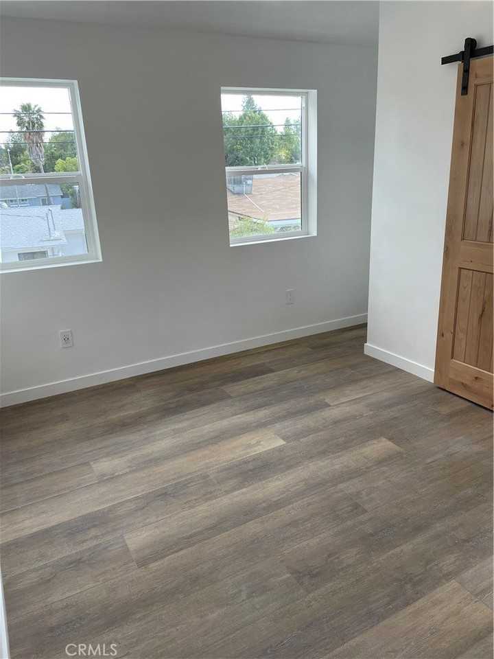 24308 Victory Blvd - Photo 7 of 10