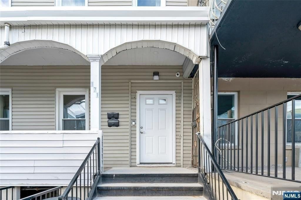 171 Van Horne 1 - Photo 3 of 12