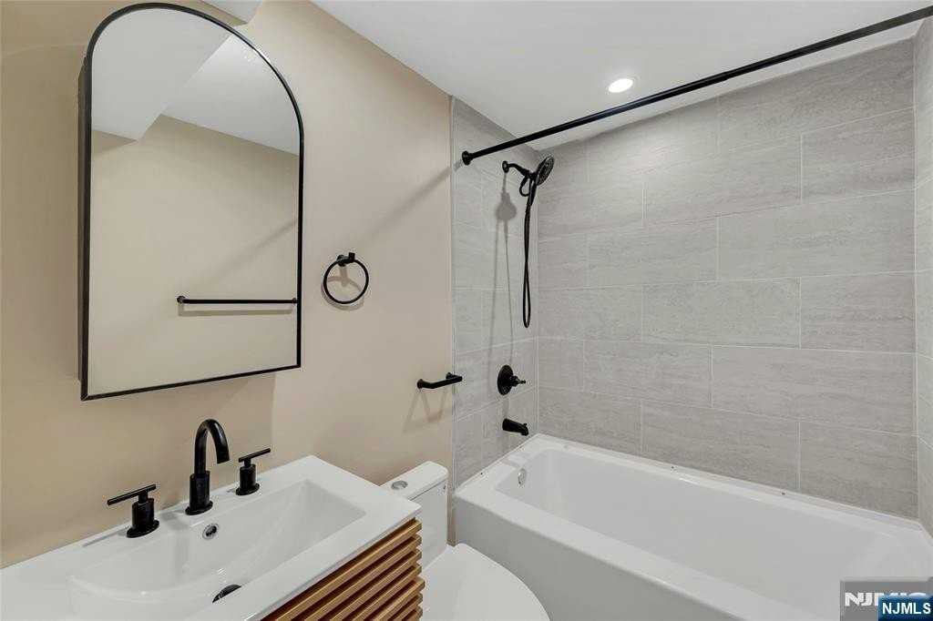 171 Van Horne 1 - Photo 5 of 12