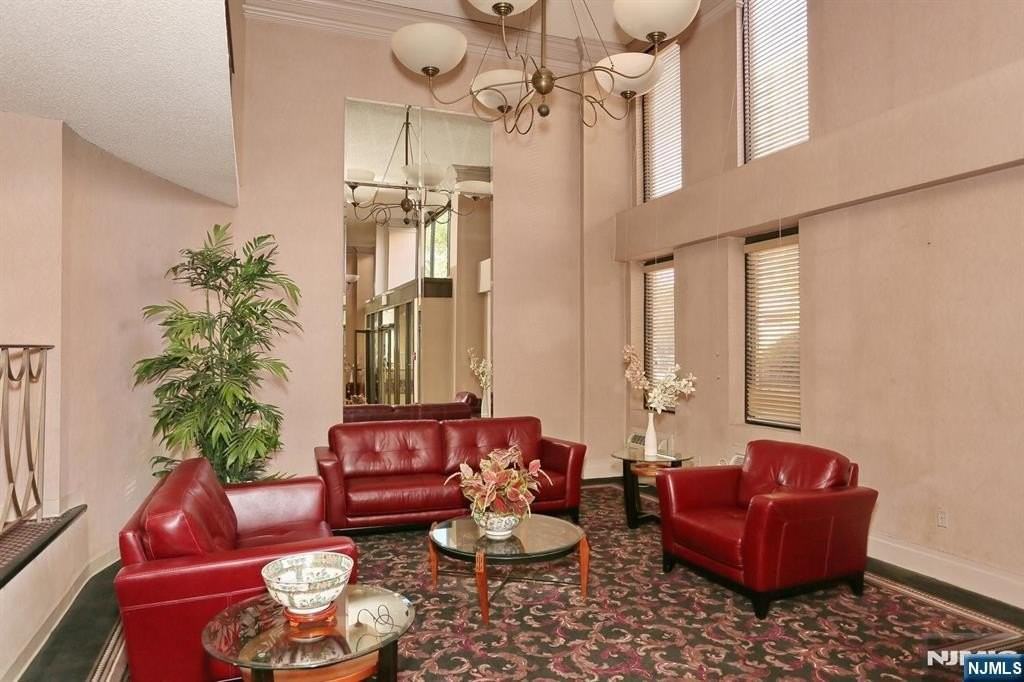 160 Overlook Ave Apt 18d - Photo 4 of 19