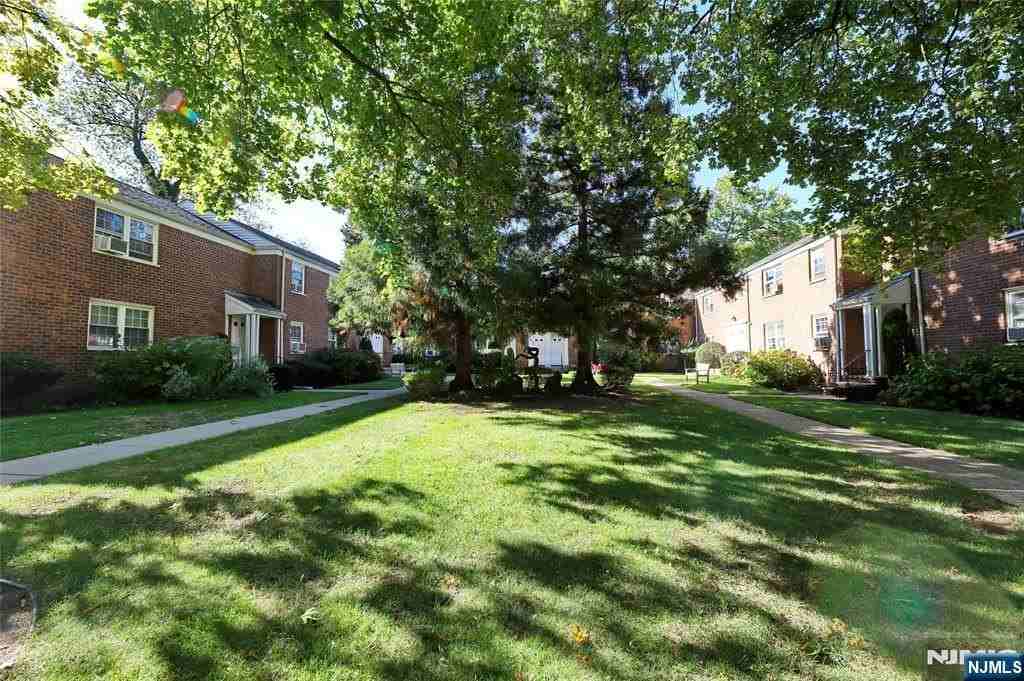 100 Huguenot Ave Apt 1b - Photo 2 of 15