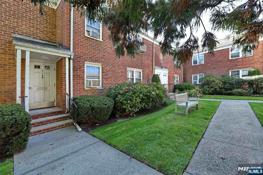 100 Huguenot Ave Apt 1b - Photo 3 of 15