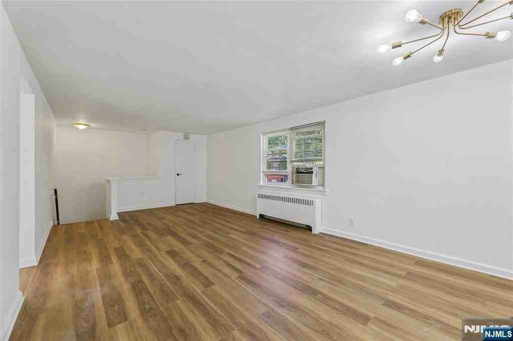 100 Huguenot Ave Apt 1b - Photo 4 of 15